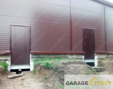 Быстровозводимый гараж размером 15х14. - вид на двери