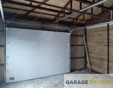 Каркасный гараж с навесом размером 6х8м. - вид на ворота внтури